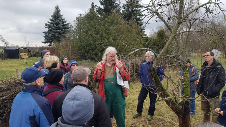 Beim Workshop mit Gärtner Gerd. Foto: Sebastian Zoepp.